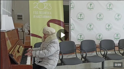 После выполнения гражданского долга, 82-летняя устюжанка виртуозно сыграла на фортепьяно для всех, кто сегодня пришел голосовать в 105 участковую избирательную комиссию. После выполнения гражданского долга, 82-летняя устюжанка виртуозно сыграла на фортепьяно для всех, кто сегодня пришел голосовать в 105 участковую избирательную комиссию.