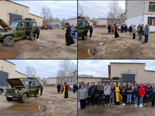 Автомобиль УАЗ, приобретённый на собранные денежные средства сотрудников и студентов Великоустюгского многопрофильного колледжа, накануне отправился в зону СВО. Автомобиль УАЗ, приобретённый на собранные денежные средства сотрудников и студентов Великоустюгского многопрофильного колледжа, накануне отправился в зону СВО.