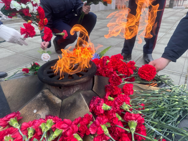 Уважаемые устюжане! Не кладите цветы очень близко к пламени Вечного огня. Уважаемые устюжане! Не кладите цветы очень близко к пламени Вечного огня.