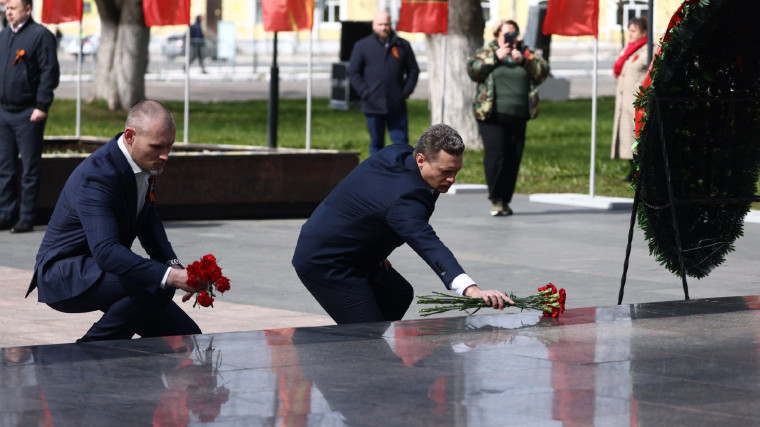 В Вологде прошла церемония возложения венков и цветов к мемориалу «Вечный огонь Славы». В Вологде прошла церемония возложения венков и цветов к мемориалу «Вечный огонь Славы».
