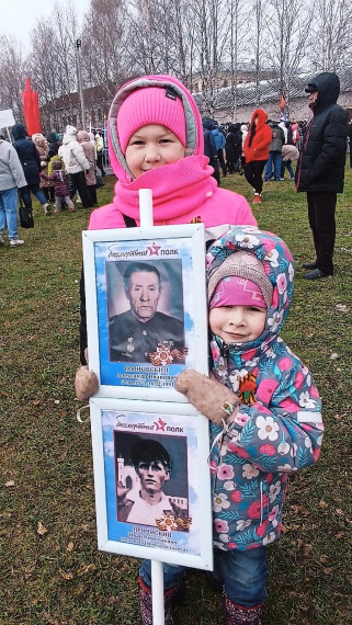 Устюжане пришли на площадь Славы целыми семьями и коллективами. Устюжане пришли на площадь Славы целыми семьями и коллективами.