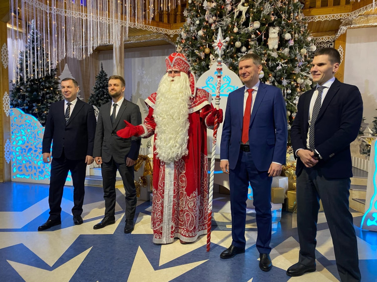 Глава Минэкономразвития Максим Решетников назвал родину Деда Мороза уникальным туристическим проектом. Глава Минэкономразвития Максим Решетников назвал родину Деда Мороза уникальным туристическим проектом.