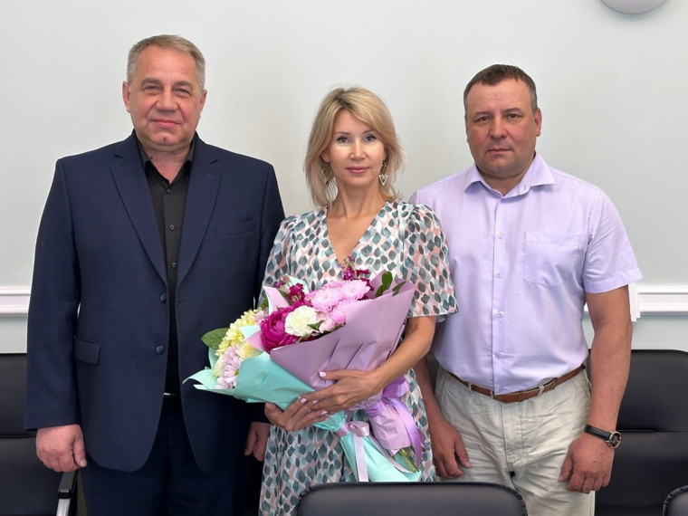 Сегодня, 6 июня, день рождения у Елены Михайловны Шарыповой, руководителя аппарата администрации Великоустюгского муниципального округа. Сегодня, 6 июня, день рождения у Елены Михайловны Шарыповой, руководителя аппарата администрации Великоустюгского муниципального округа.