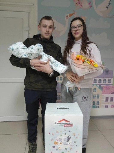 Из родильного дома ЦРБ торжественно выписали новую жительницу города вместе с мамой Кристиной. Из родильного дома ЦРБ торжественно выписали новую жительницу города вместе с мамой Кристиной.